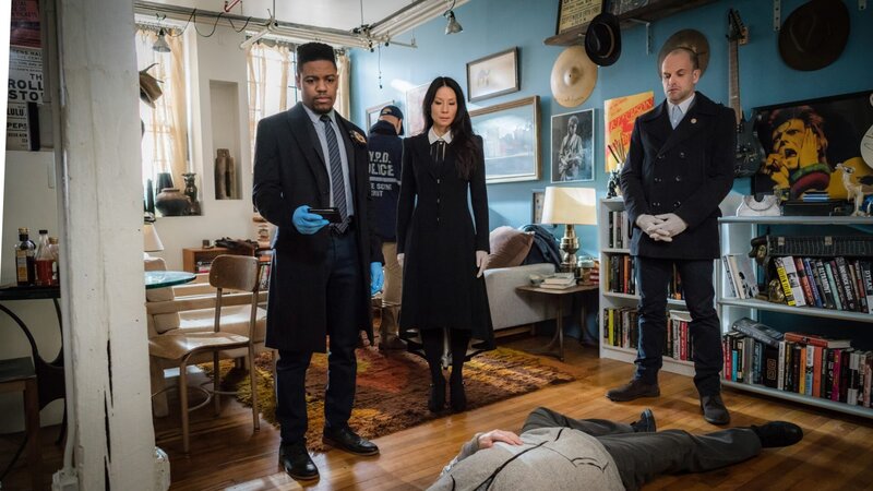 Detective Bell (Jon Michael Hill, l.), Watson (Lucy Liu, M.) und Holmes (Jonny Lee Miller, r.) stehen vor einer riesen Herausforderung, als ein Mord von einem innovativen Schuss-Detektions-System gemeldet wird. Allerdings gibt es keinerlei Hinweise darauf, dass tatsächlich ein Verbrechen stattgefunden hat … – Bild: 2016 CBS Broadcasting, Inc. All Rights Reserved /​ Michael Parmelee Lizenzbild frei