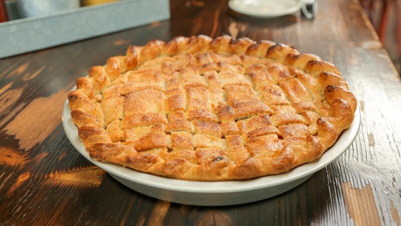 Autumn Leaf Pie, hergestellt aus Süßkartoffeln aus der Region, in Scheiben geschnitten und mit Äpfeln oder Birnen belegt und dann mit einer Kruste belegt – serviert im Restaurant „Buxton Hall“ in Asheville. – Bild: ORF/​Warner/​The Travel Channel