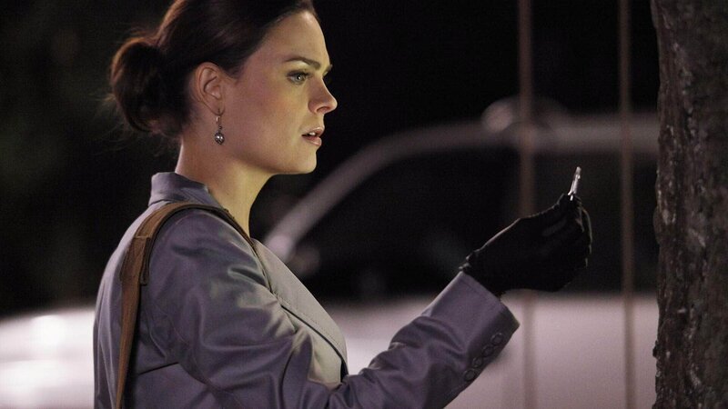 Brennan (Emily Deschanel) sucht nach Spuren, die den Mörder des Zahnarztes Daniel Pinyard überführen. – Bild: RTL /​ FOX