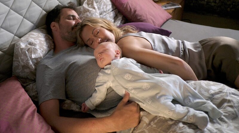 Ruhe vor dem Sturm: Sami (Marcel Mohab, li.) und Luise (Wolke Hegenbarth, re.) schlafen mit dem gefunden Baby ein. – Bild: ARD Degeto/​Jacqueline Krause-Burberg