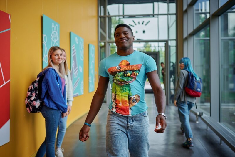 Badu (Arnold Makuissie) fühlt sich sehr wohl in "seinem" neuen" Shirt. – Bild: mdr/Saxonia Media/Adrian Groß Badu (Arnold Makuissie) fühlt sich sehr wohl in "seinem" neuen" Shirt. – Bild: mdr/Saxonia Media/Adrian Groß