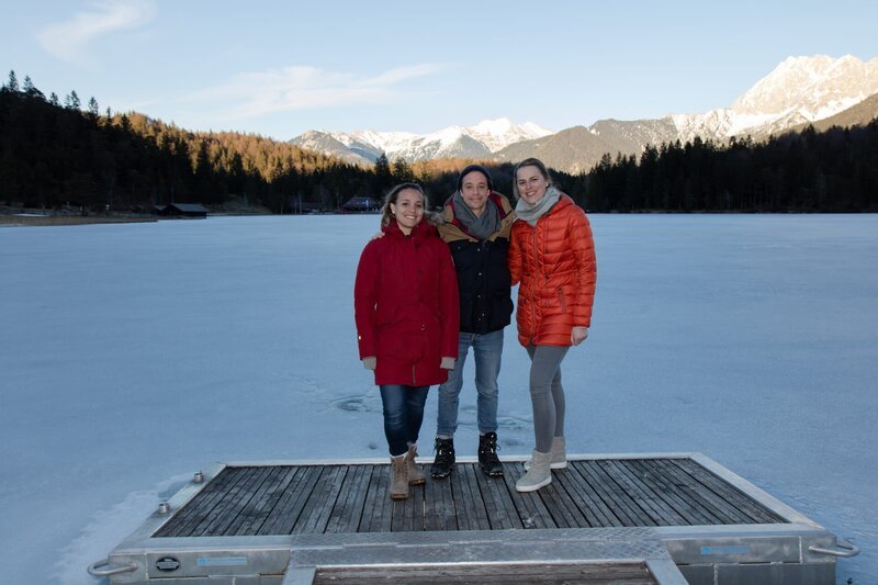 Am Lautersee bei Mittenwald checkt Tobi zusammen mit Eisschwimmerin Ines (l.) und Ärztin Anja (r.) was Kälte mit unserem Körper macht. – Bild: BR/​megaherz gmbh/​Fritz Schoenegger