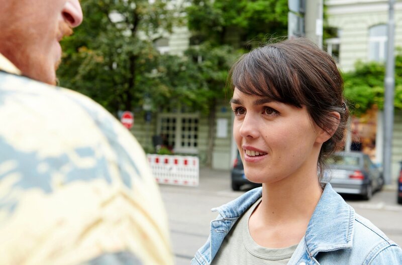 Julika (Lucie Heinz) fühlt sich gleichermaßen verzaubert und verunsichert. – Bild: ARD Degeto/Walter Wehner Julika (Lucie Heinz) fühlt sich gleichermaßen verzaubert und verunsichert. – Bild: ARD Degeto/Walter Wehner