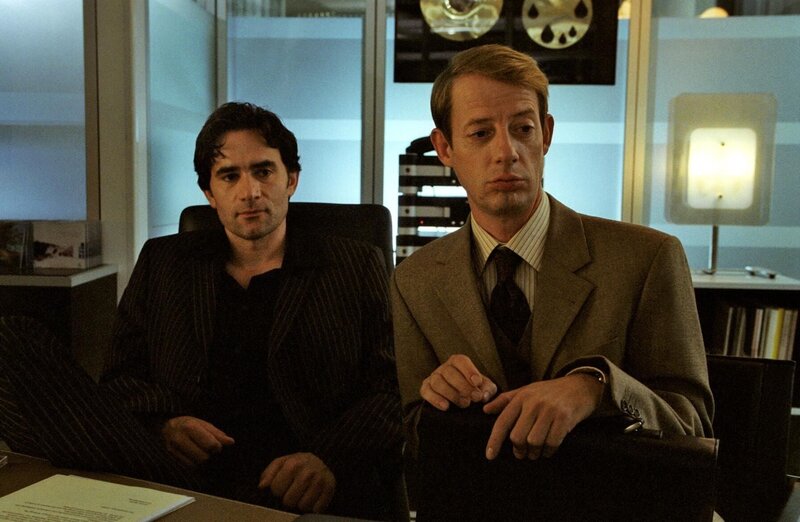 Sandras Mandanten Dominik wurde seine Lehrstelle bei dem Musiklabel U8 fristlos und ohne Angabe von Gründen gekündigt. Anwalt von Geschäftsführer Torsten Schild (Giulio Ricciarelli, l.) ist ausgerechnet Frank Vanderheiden (Luc Feit, r.) … – Bild: SAT.1 /​ Hardy Spitz Eigenproduktionsbild frei