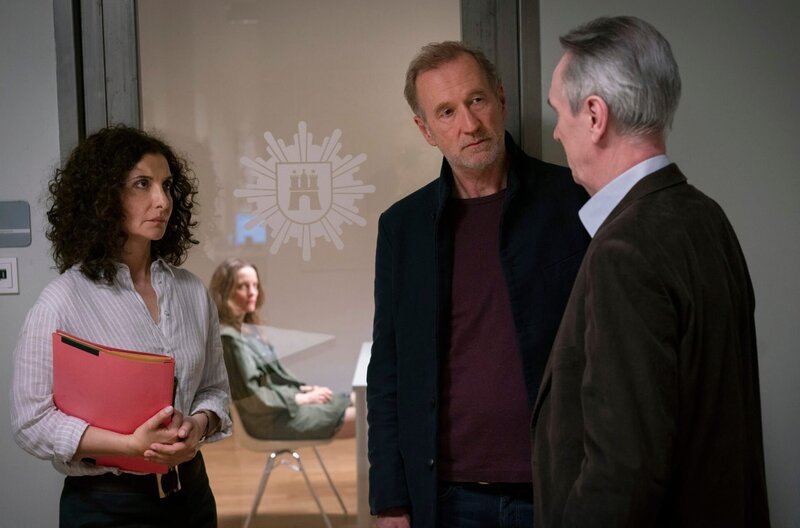 Fabel (Peter Lohmeyer), Anna (Ina Paule Klein) und van Heiden (Stephan Bissmeier, re.) stehen vor einem Rätsel. Im Hintergrund: Margarethe Paulus (Anne Ratte-Polle). – Bild: Georges Pauly Fabel (Peter Lohmeyer), Anna (Ina Paule Klein) und van Heiden (Stephan Bissmeier, re.) stehen vor einem Rätsel. Im Hintergrund: Margarethe Paulus (Anne Ratte-Polle). – Bild: Georges Pauly