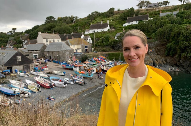 Das Fischerdorf Cadgwith ist nur eine von zahlreichen Stationen auf Judith Rakers’ Reise im Südwesten Englands. Hier wurden unter anderem Rosamunde Pilcher Filme gedreht. – Bild: WDR/​Bavaria Entertainment GmbH/​Sarina Zilligers