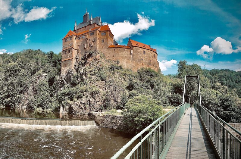 Die mittelalterliche Burg Kriebstein wurde schon für mehrere Filmproduktionen als Kulisse genutzt. – Bild: Medea Film Factory/​Leif Karpe