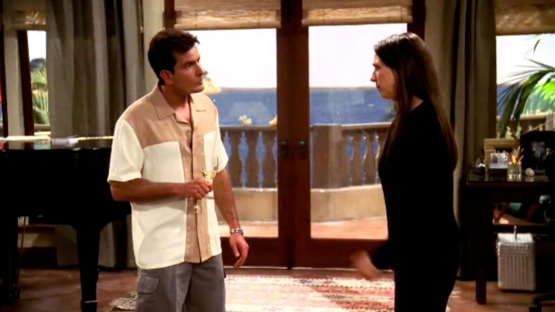 Charlie (Charlie Sheen) und Judith (Marin Hinkle) – Bild: Warner Bros /​ Robert Voets /​ CBS