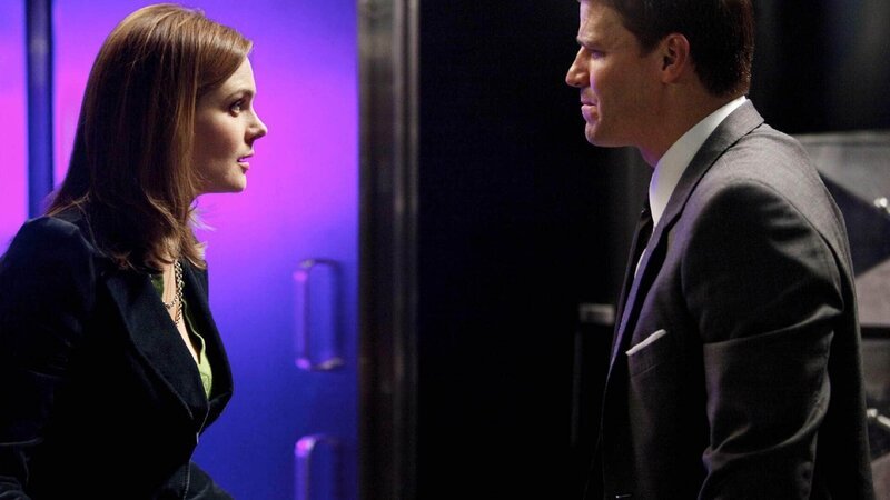 Brennan (Emily Deschanel) erkennt, dass Booth (David Boreanaz) einige Probleme bei seinen Ermittlungen hat, weil er es mit hochintelligenten Wissenschaftlern zu tun hat, die als mögliche Täter infrage kommen. – Bild: Foto: RTL /​ FOX