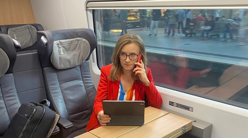 Immer im Gespräch. Auch unterwegs in der Bahn zum nächsten Termin steht das Telefon selten still. – Bild: ZDF und WDR/Graef Screen Productions GmbH Immer im Gespräch. Auch unterwegs in der Bahn zum nächsten Termin steht das Telefon selten still. – Bild: ZDF und WDR/Graef Screen Productions GmbH