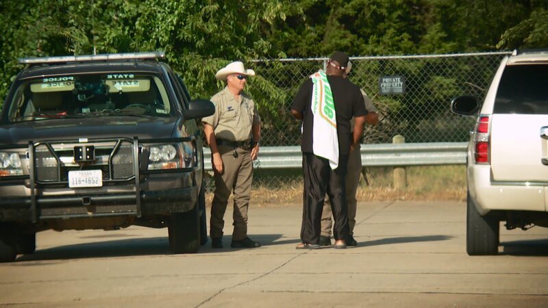 Hunting warden Justin Eddins secures the scene of the accident so that no onlookers are harmed there. – Bild: Animal Planet /​ Discovery Communications, LLC