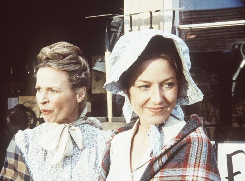 Grace Edwards (Bonnie Bartlett, l.) und Caroline Ingalls (Karen Grassle, r.) stellen beim Einkaufen in dem Goldgräbernest fest, dass die Preise hoffnungslos überteuert sind. – Bild: Worldvision