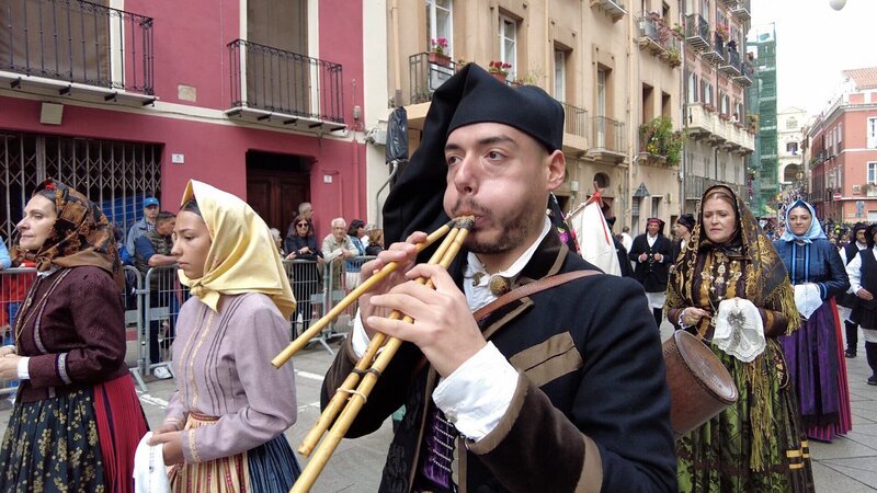 Traditionell wird auf Prozessionen die Launedda gespielt, ein typisch sardisches Blasinstrument. – Bild: 3sat