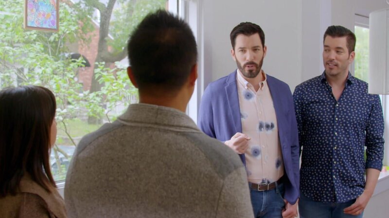 Jonathan (2.v.r.) und Drew (r.) mit einem potenziellen Hauskäufer. – Bild: HGTV