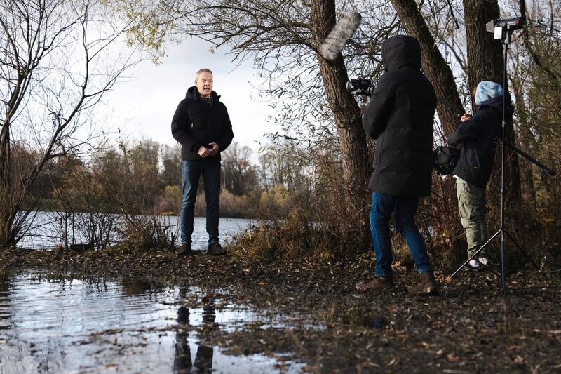Hans Martin Paar (l.) während der Dreharbeiten zu „Fahndung Spezial“ in Salzburg, Österreich. – Bild: ServusTV /​ Sebastian Wimmer