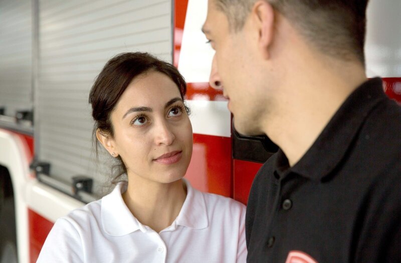 Nina (Sabrina Amali, l.) und Markus (Max Hemmersdorfer, r.) beichten sich , dass sie aufgeflogen sind. Sie lädt ihn ein mit auf eine Geburtstagsparty zu kommen. – Bild: ARD/​Volker Roloff