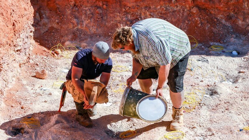 Leif Tanzer and Colin Kathagen place explosives – Bild: Warner Bros. Discovery, Inc.