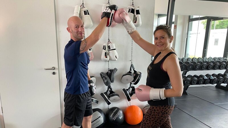 Ein Boxer und Fitness-Trainer und eine Yoga-Lehrerin tauschen ihre Welten: Andi probiert Yoga, Jay Jay versucht Boxen. – Bild: RTL /​ Filet Film /​ Stretchen statt Klotzen