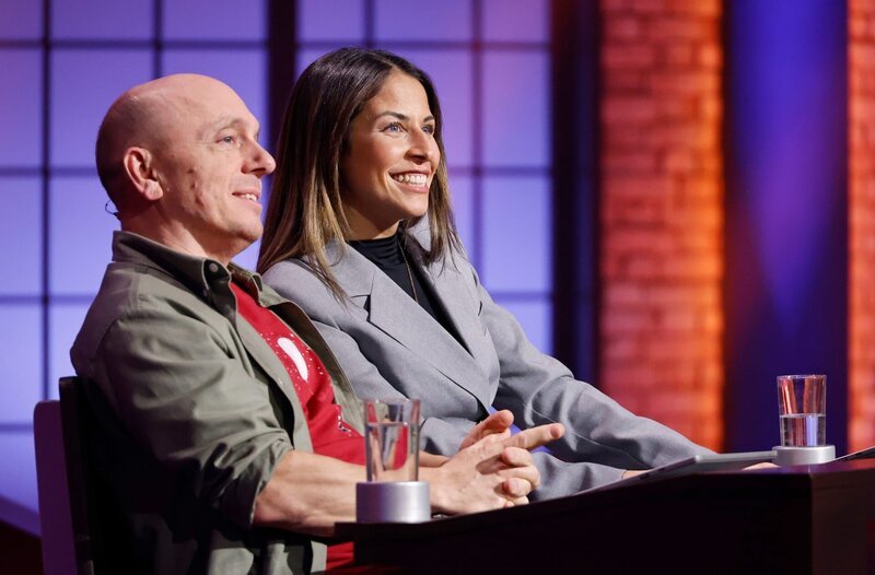 Rateteam-Kapitän Bernhard Hoëcker (l.) mit Stand-up-Comedienne und Moderatorin Negah Amiri (r.). – Bild: ARD/​Morris Mac Matzen
