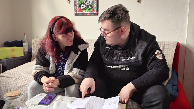 Petra und Sohn Pascal machen einen Kassensturz. – Bild: RTLZWEI