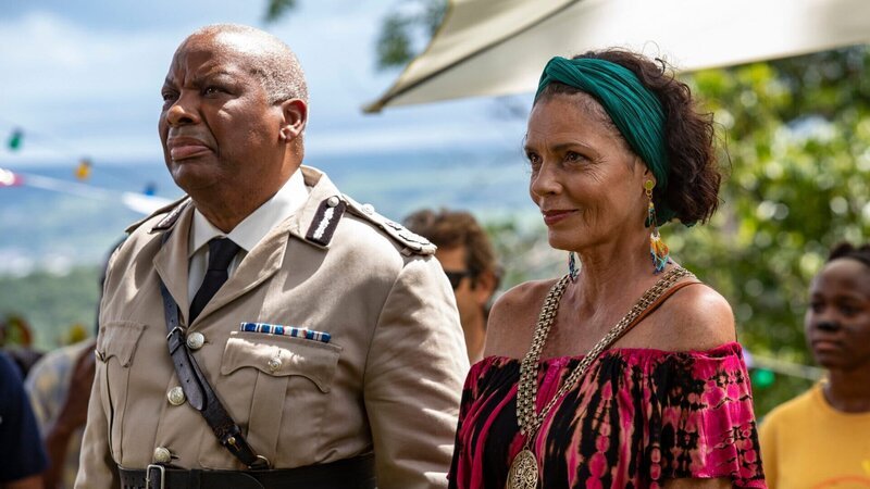 Commissioner Selwyn Patterson (Don Warrington) und Catherine Bordey (Elizabeth Bourgine) nehmen an einer Benefizveranstaltung für ein Kinderheim teil, die jedoch unerwartet tragisch endet. – Bild: ZDF und Denis Guyenon/​Red Planet Picture