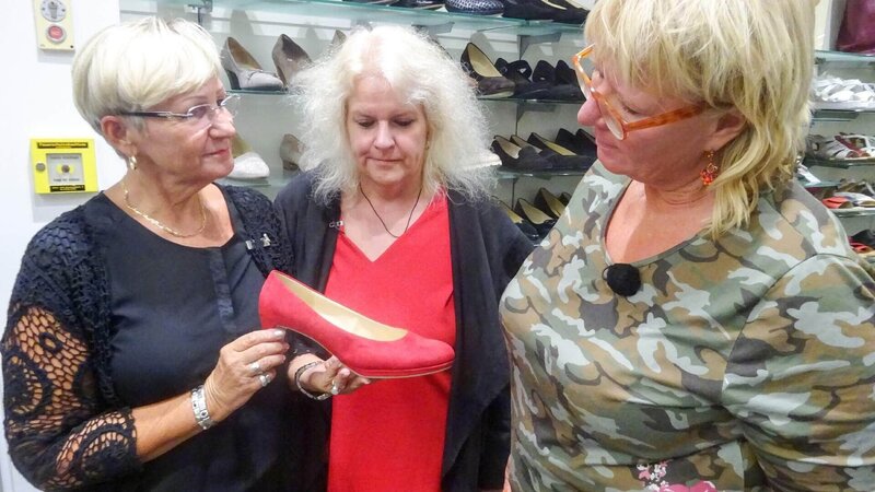 V.l.: Verkäuferin, Shoppingbegleitung Anja, Kandidatin Undine – Bild: MG RTL D /​ Constantin Ent.