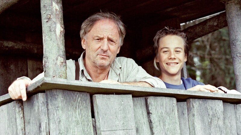 Durch seinen Opa Ludwig (Günther Maria Halmer) lernt Jonas (Max Felder) die Schönheiten der Natur kennen. – Bild: ZDF/ARD Degeto/Christian A. Rieger Durch seinen Opa Ludwig (Günther Maria Halmer) lernt Jonas (Max Felder) die Schönheiten der Natur kennen. – Bild: ZDF/ARD Degeto/Christian A. Rieger