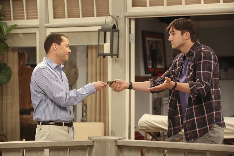 L-R: Alan Harper (Jon Cryer), Walden Schmidt (Ashton Kutcher) – Bild: Warner Brothers Entertainment Inc. Lizenzbild frei
