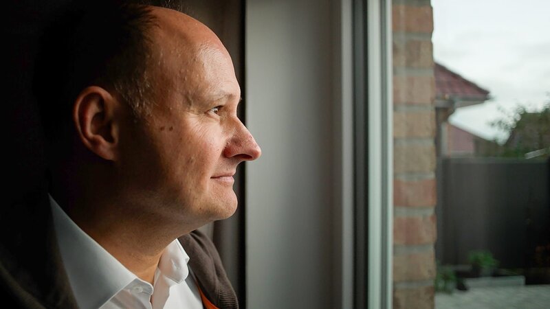 Anselm Kohn verwahrt Unterlagen und Berichte, die ihm Missbrauchs-Betroffene zum Ahrensburger Fall geschickt haben. – Bild: ZDF /​ Nathalie Suthor