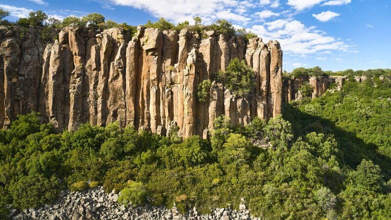 Basaltsäulen an der Ostküste Sardiniens. – Bild: 3sat