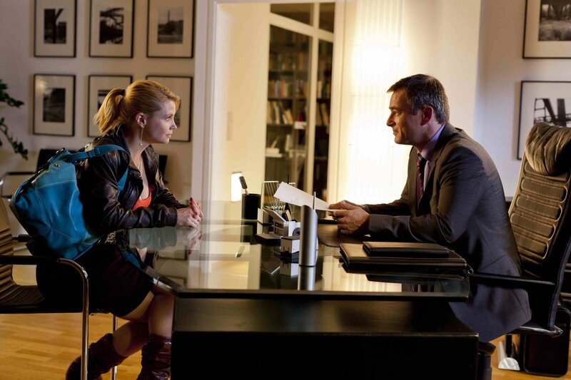 Gemeinsam kämpfen sie für die Gerechtigkeit: Oliver (Jan Sosniok, r.) und Danni (Annette Frier, l.) … – Bild: SAT.1 /​ Frank Dicks Eigenproduktionsbild frei