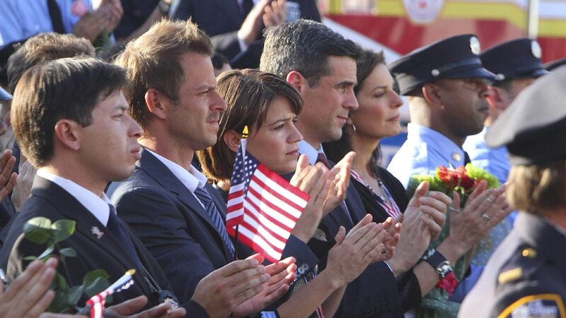 (ab 2.v.l.): Det. Danny Messer (Carmine Giovinazzo), Det. Lindsay Monroe (Anna Belknap), Det. Don Flack (Eddie Cahill) und Det. Jo Danhill (Sela Ward) – Bild: RTL /​ CBS