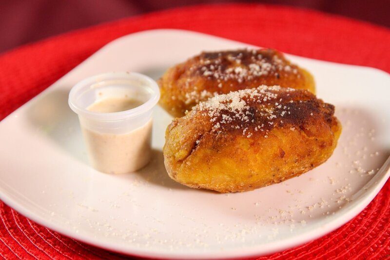 Rellenitos, ein Dessert aus pürierten Kochbananen, gefüllt mit süßer schwarzer Bohnenpaste, serviert im „Restaurante El Papaturro“ in Antigua. – Bild: ORF/​Warner/​The Travel Channel