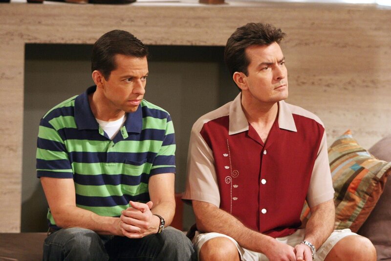 Alan Harper (Jon Cryer, l.): Charlie Harper (Charlie Sheen, r.) – Bild: warner/​MPP