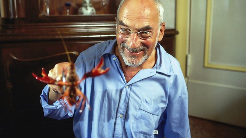 Wie, Krebse und Asseln sind miteinander verwandt? Peter (Peter Lustig) erforscht die faszinierenden Schalentiere mit eingebautem Wassertank. – Bild: ZDF