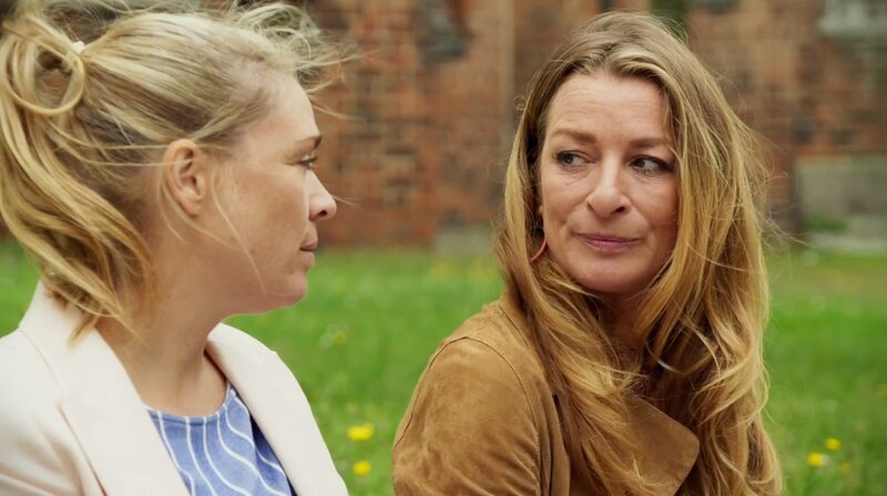 Britta (Jelena Mitschke) glaubt, bei Carla (Maria Fuchs) einen Flirt beobachtet zu haben. – Bild: NDR