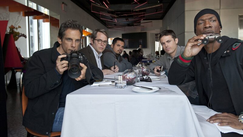 Um ihren großen Coup gut vorzubereiten, muss die bunt zusammengewürfelte „Diebesbande“ mit Josh (Ben Stiller, l.), Mr. Fitzhugh (Matthew Broderick, 2.v.l.), Dev’Reaux (Michael Peña, 3.v.l.), Charlie (Casey Affleck, 2.v.r.) und Slide (Eddie Murphy, r.) ihr potentielles Opfer zunächst gut beobachten. – Bild: ZDF und David Lee Um ihren großen Coup gut vorzubereiten, muss die bunt zusammengewürfelte „Diebesbande“ mit Josh (Ben Stiller, l.), Mr. Fitzhugh (Matthew Broderick, 2.v.l.), Dev’Reaux (Michael Peña, 3.v.l.), Charlie (Casey Affleck, 2.v.r.) und Slide (Eddie Murphy, r.) ihr potentielles Opfer zunächst gut beobachten. – Bild: ZDF und David Lee