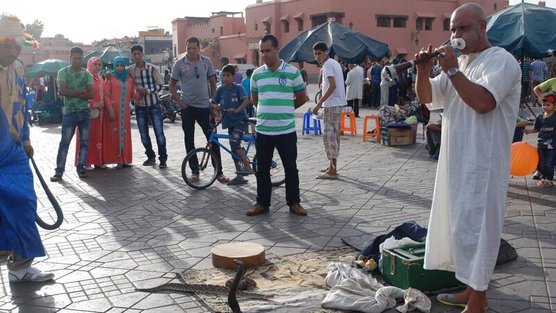 Schlangenbeschwörer Hamuda auf dem Djemaa el Fna, dem legendären Platz von Marrakesch. – Bild: ZDF /​ Cornelia Laqua