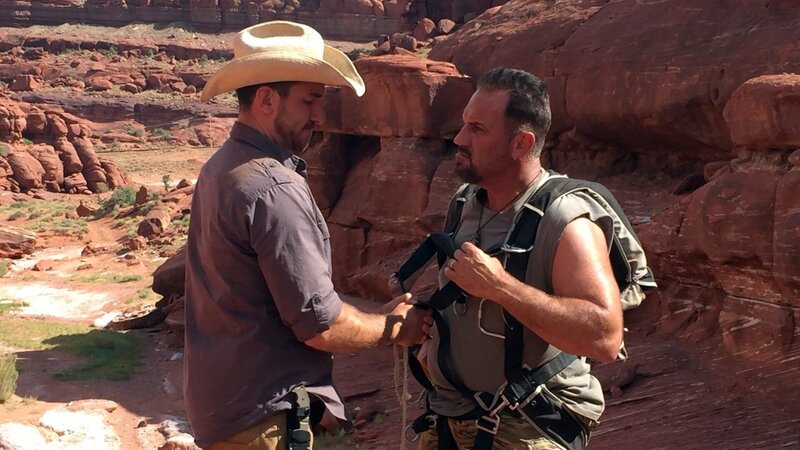 L-R: Jeff Zausch legt EJ Snyder ein Gurtzeug an. – Bild: Discovery Communications