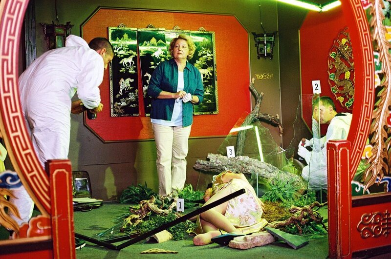 Dr. Reiter (Sarah Camp) untersucht die Leiche, die in einem Terrarium aufgefunden wurde. – Bild: SAT.1 /​ Christian A. Rieger