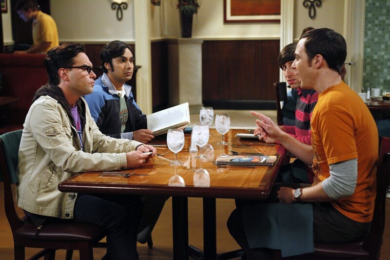 Gute Freunde: Raj (Kunal Nayyar, 2.v.l.) Sheldon (Jim Parsons, r.), Leonard (Johnny Galecki, l.) und Howard (Simon Helberg, 2.v.r.) … – Bild: Warner Bros. Television