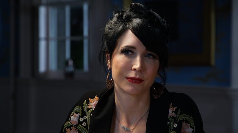 Cindy Kaza listens to what Christopher Davalos thinks about the audio evidence collected at the Jumel Mansion in New York City, NY, as seen on Travel Channel’s The Holzer Files. – Bild: Discovery, Inc.