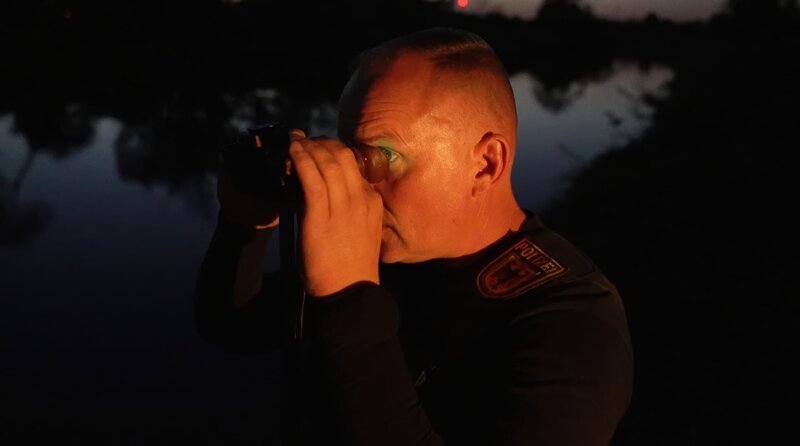 Ein Schwerpunkt der Grenzpolizei zwischen Sachsen und Ostseeküste ist das Aufdecken von Schleuserkriminalität. Ob verschlungene Waldwege oder kleine Dorfstraßen, ob verfallene Brücken oder weitläufige Flussauen: die Schleuserrouten zwischen Polen und Deutschland verändern sich immer wieder. Regelmäßig sichten Polizeiteams beider Länder deshalb neue und alte Schleichwege. – Moderne Technik ermöglicht es den Polizisten in Ludwigsdorf auch in der Dunkelheit nach Schleusern zu fahnden. – Bild: rbb/​Jan Urbanski