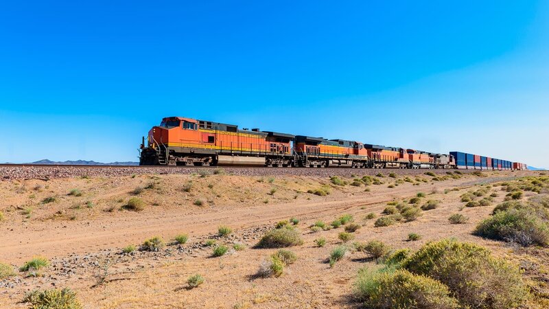 Freight Train driving through Mojave Desert along Route 66, California, USA. – Bild: Allard Schager