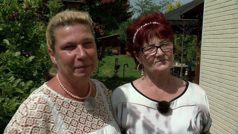 Die beiden Freundinnen Sabine (li.) und Annette aus Berlin möchten ihr altes Gartenhäuschen in ein Prinzessinnenschloss verwandeln. Für ihr Traumprojekt haben sie ein Budget von 500 Euro angesetzt. Als Helfer haben sie ihren Nachbarn Wolfgang eingespannt, der sich bereit erklärt, sich um die Stromversorgung des Häuschens zu kümmern. Natürlich läuft nicht alles so, wie die Sabine und Annette es geplant hatten. – Bild: RTL Zwei
