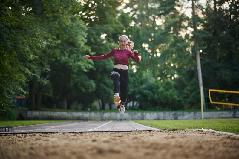 Fabienne (Paula Uhde) nimmt ihr Training sehr ernst. Dabei darf sie niemand stören. – Bild: mdr/​Saxonia Media/​Felix Abraham