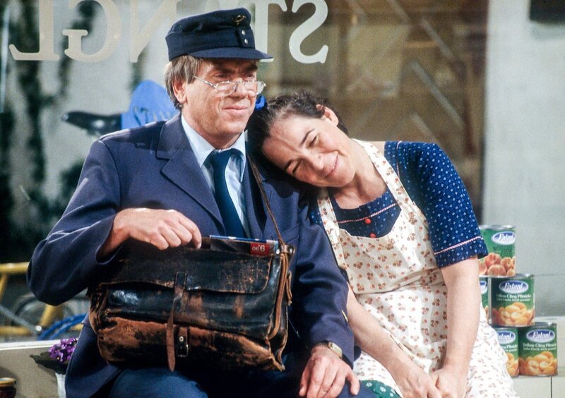 Erich (Erich Seyfried) besucht seine Gerdi (Gerda Steiner) in der Metzgerei. – Bild: ORF/​RTL