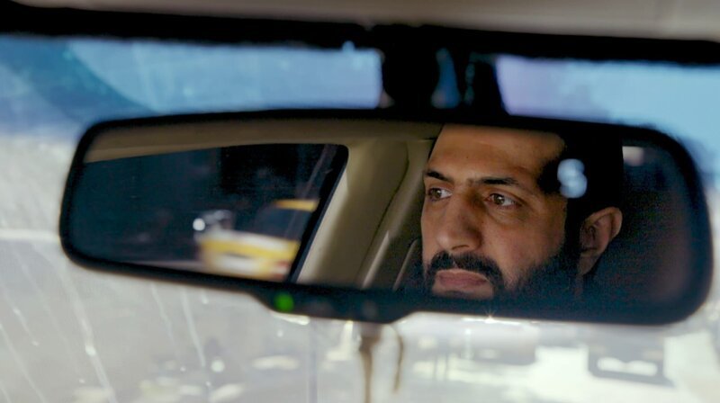 Der einstige Al Kaida-Kommandant Abu Mohammad al-Dschaulani kämpft gegen Assads Streitkräfte in Syrien. Wie glaubhaft ist seine neue Rolle als Politiker? – Bild: phoenix/​ZDF/​Scott Anger