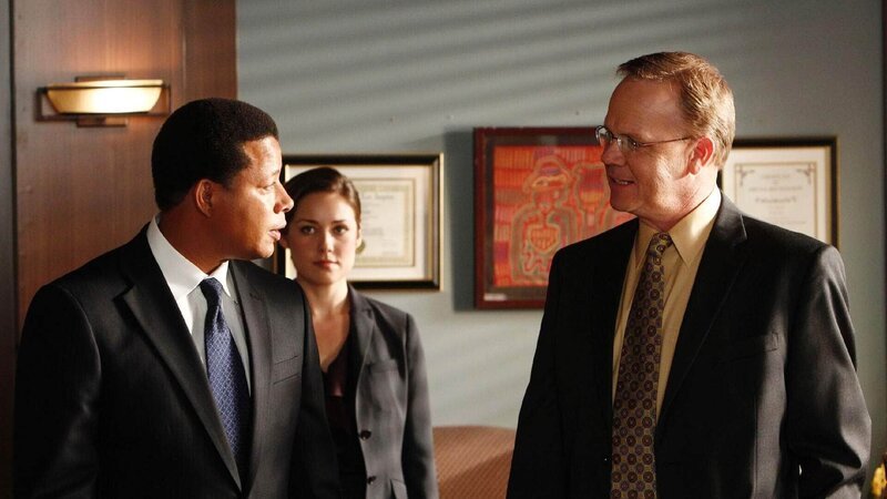 Deputy D. A. Jonah Dekker (Terrence Howard, l.), Deputy D. A. Lauren Stanton (Megan Boone) und Rechtsanwalt Simms (Peter Mackenzie) – Bild: TVNOW /​ Universal