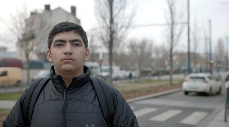 Merouane auf dem Weg zu seinem Praktikum bei Hermès. – Bild: HR/​DOCDAYS/​Pisacane
